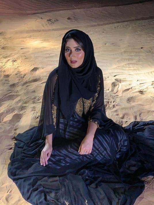 potret cantik tania nadira dalam balutan hijab terbaru saat beri kejutan ultah anak