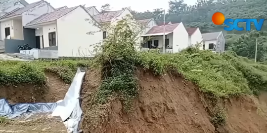 Berada di Ujung Jurang, Ini Potret Perumahan di Semarang yang Hampir Tergerus Longsor