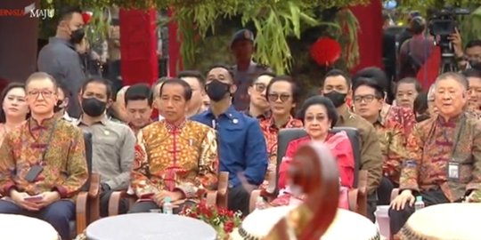 Saat Jokowi Duduk Bersebelahan dengan Megawati di Perayaan Imlek Nasional