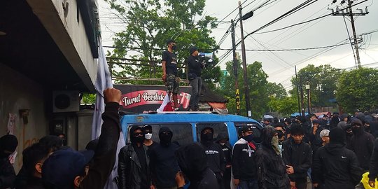 Penjelasan Polisi soal Demo Ricuh di Kantor Arema hingga 3 Orang Terluka