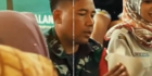 Aksi Anggota Babinsa TNI ini Bikin Salut, Rela Masuk Dapur Bantu Masak Nasi & Goreng