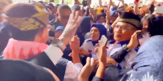 Video: Ibu-Ibu Terobos Barisan, Ratusan Warga Lombok Sambut Kedatangan Anies Baswedan