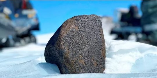 Batu Meteor Langka Jatuh di Antartika, Punya Kandungan Unsur Tertua di Tata Surya