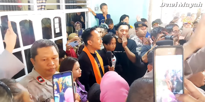 Potret Fajar Sadboy saat Pulang Kampung, Disambut Warga Begitu Antusias