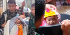 Momen TNI Selamatkan Bayi dari Banjir Pakai Ember, Bikin Salut