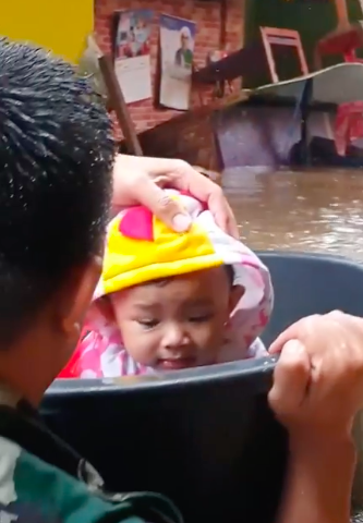 momen tni selamatkan bayi dari banjir pakai ember bikin salut