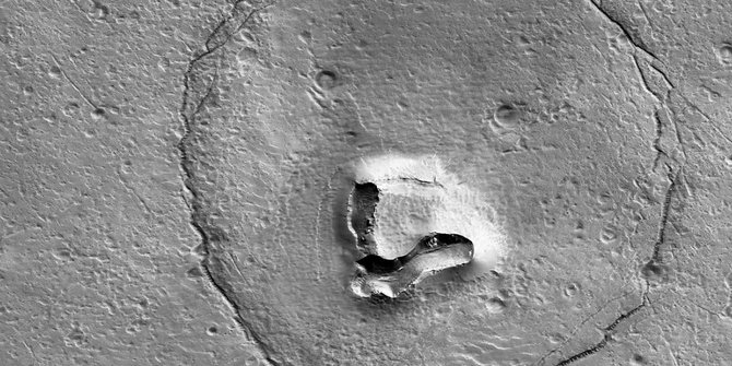 NASA Temukan Bentuk Wajah Beruang di Permukaan Mars