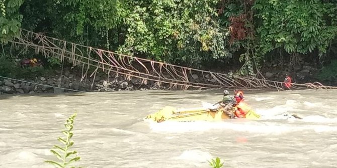 Anggota TNI Korban Jembatan Putus Ditemukan di Sungai Digoel, 3 Polisi Masih Hilang