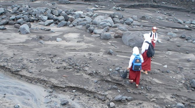 siswa di lumajang terobos jalur lahar untuk pergi ke sekolah