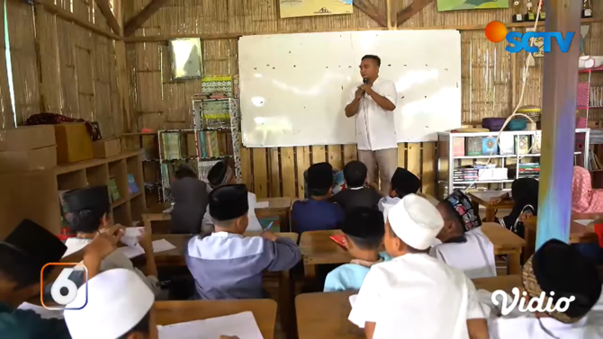 boni sudrajat saat berbagi ilmu kapada anak anak yang membeli cilungnya