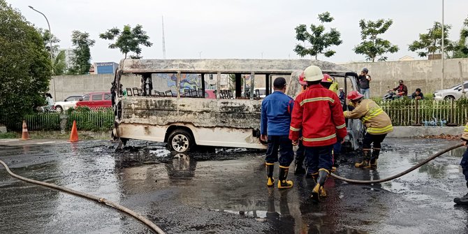 Minibus Travel Terbakar di Parkiran Mal Bekasi, Sopir dan Penumpang Selamat