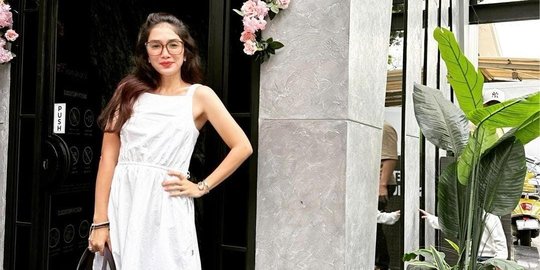 Ussy Sulistiawaty Disebut Manis Bak Permen saat Tampil Pakai Dress Putih