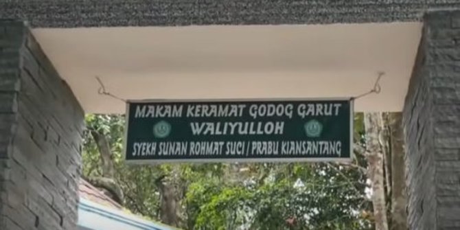 Penampakan Makam Prabu Kian Santang Putra Prabu Siliwangi, Lewati Banyak Anak Tangga