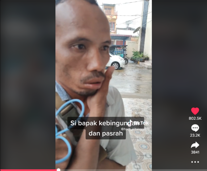 wajah pasrah amp kebingungan bapak tukang becak tabrak mobil mewah
