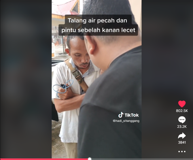wajah pasrah amp kebingungan bapak tukang becak tabrak mobil mewah