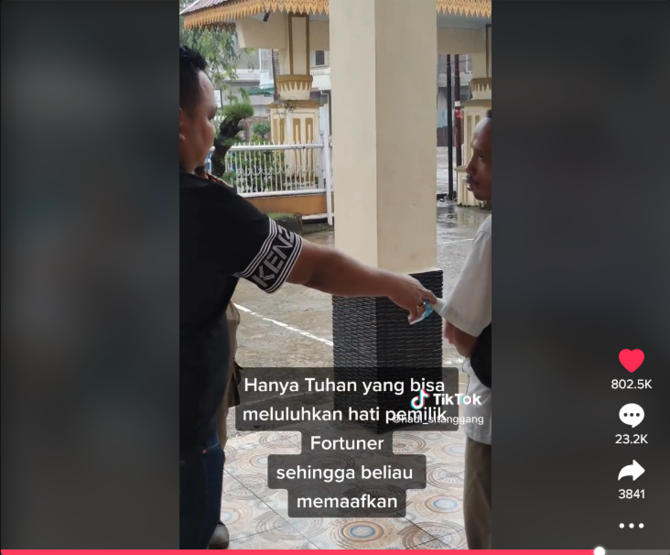 wajah pasrah amp kebingungan bapak tukang becak tabrak mobil mewah