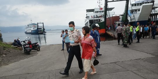 Nekat Duduk di Pinggir Kapal, Seorang Perempuan Jatuh ke Laut