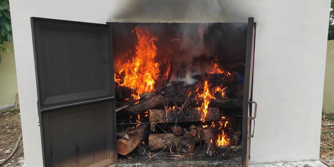 500 Kilogram Daging Celeng Asal Sulawesi Tenggara Dibakar di Kupang