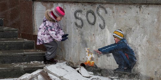 Potret Mural Setop Perang Hiasi Bekas Gempuran Rusia di Ukraina