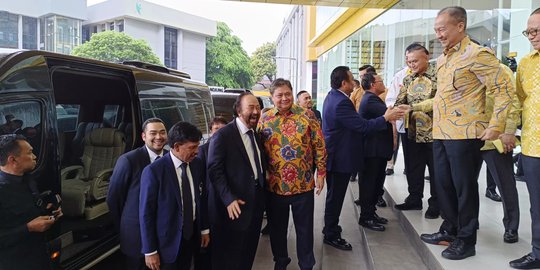 Momen Akrab dan Tawa Lepas Surya Paloh Bertemu Airlangga di DPP Golkar