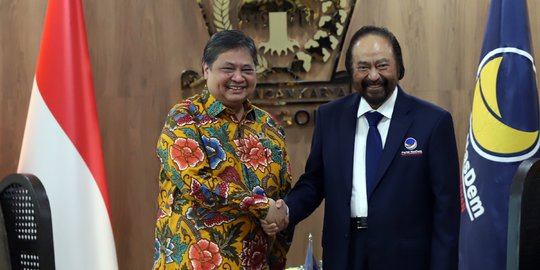 Silaturahmi ke Markas Golkar, Surya Paloh Sumringah Disambut Airlangga Hartarto