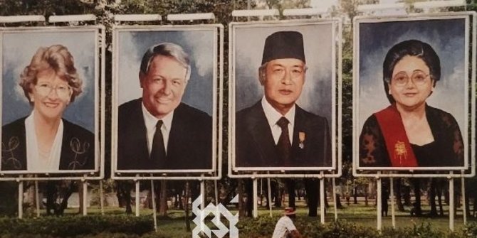 Potret Lukisan Jumbo Soeharto di Jalanan Jakarta Tahun 1994, Sambut PM Selandia Baru