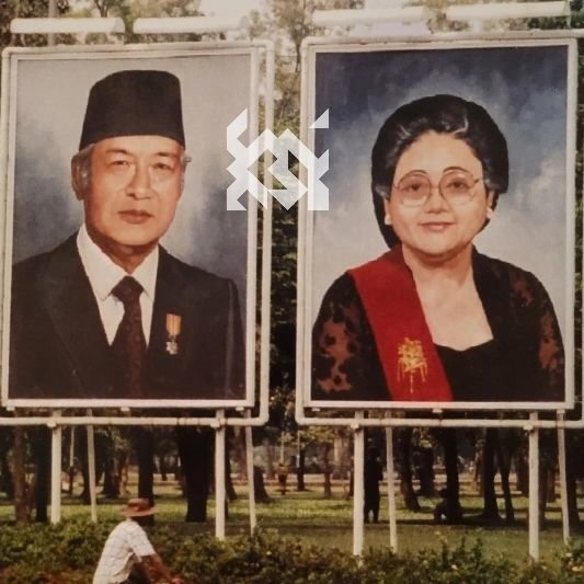 potret lukisan jumbo soeharto di jalanan jakarta tahun 1994