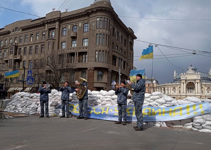 tentara ukraina bermain musik di depan gedung opera odesa