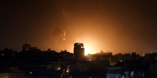 Israel Kembali Gempur Jalur Gaza Balas Serangan Roket Hamas
