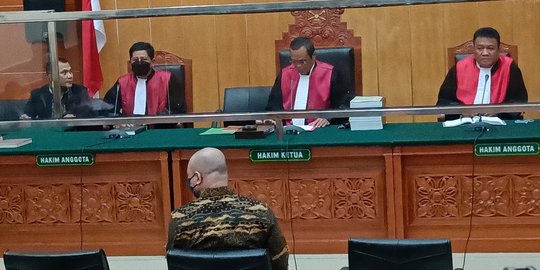 Berbatik di Kursi Terdakwa, Irjen Teddy Minahasa Jalani Sidang Perdana Kasus Narkoba