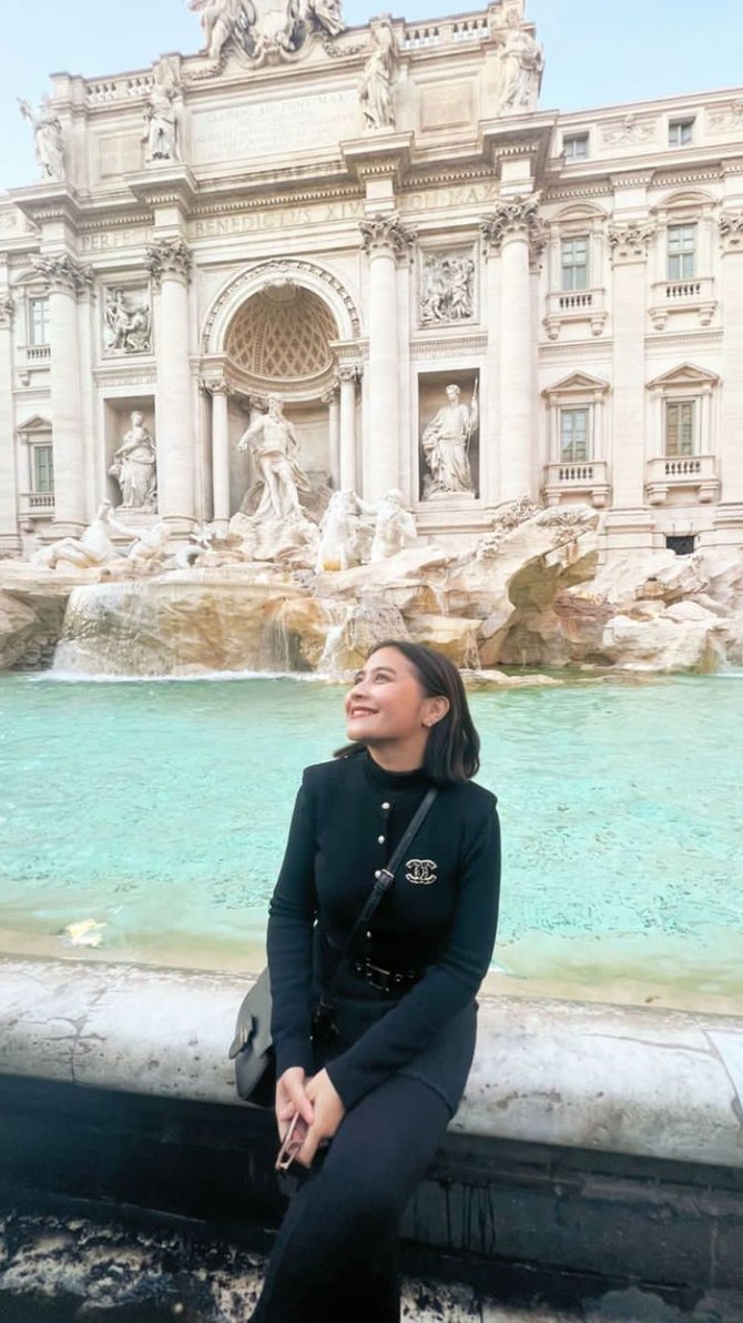 jalan jalan hingga kulineran intip momen liburan prilly latuconsina di italia
