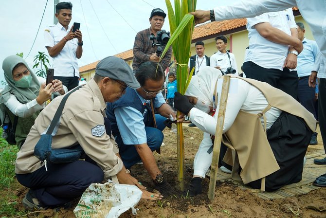 peruri berin bantuan pohon pada warga terdampak bencana abrasi laut amp rob di karawang