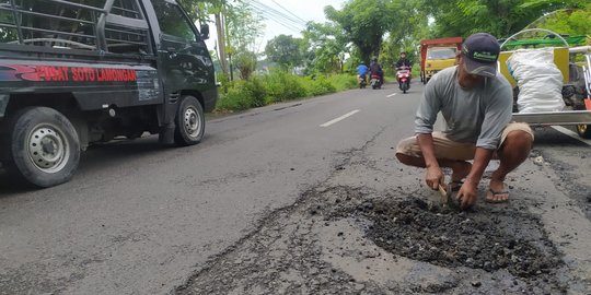 Demi Anak, Tukang Becak Tambal Jalan Berlubang Bermodal Palu dan Aspal Bekas