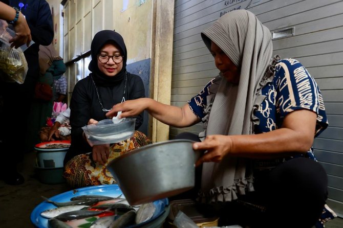 bupati dan ribuan asn banyuwangi kembali geber hari belanja ke pasar dan umkm