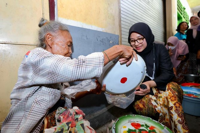 bupati dan ribuan asn banyuwangi kembali geber hari belanja ke pasar dan umkm