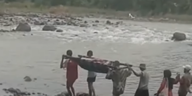 Ibu Hamil di Garut Harus Ditandu Seberangi Sungai untuk Melahirkan, Begini Kisahnya