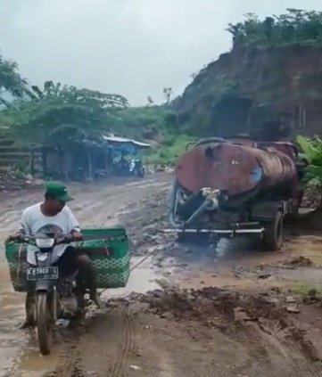 motor bebek tarik truk tangki