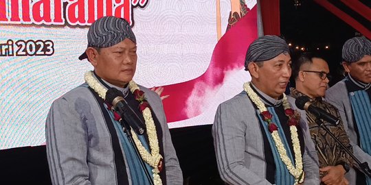 Biasa Berbaju Dinas, Panglima TNI dan Kapolri Pakai Baju Adat Jateng di Acara Wayang