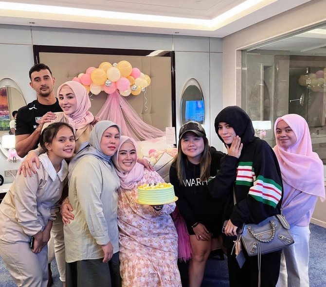 datang ke ulang tahun ibunda margin wieheerm penampilan lesti jadi sorotan