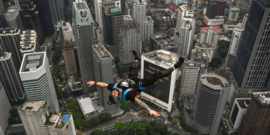 Ramai-Ramai Terjun Bebas dari Kuala Lumpur Tower Setinggi 300 Meter