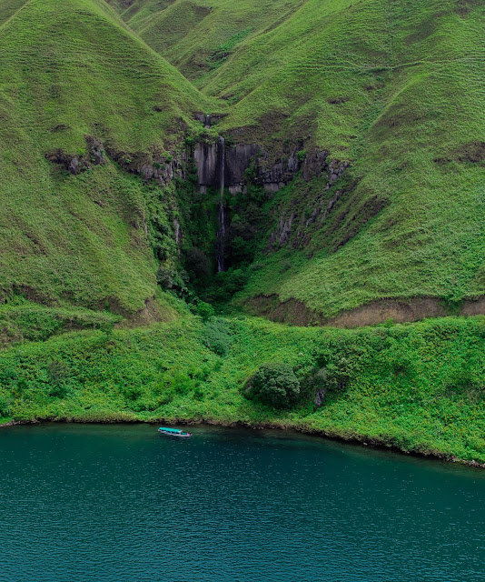 tersembunyi diapit bukit hijau intip pesona air terjun sitiris tiris di danau toba