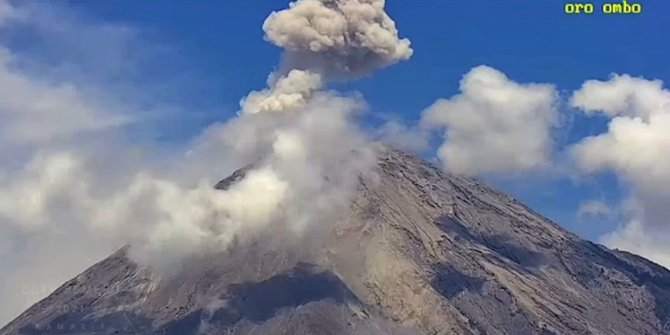 Gunung Semeru Luncurkan Awan Panas Guguran Sejauh 6 Kilometer