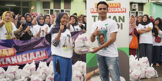 Relawan Sandiaga Uno Bagi-Bagi Sembako di Lombok