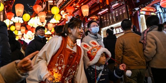 Akhiri Perayaan Imlek, Warga China Padati Festival Lampion di Taman Yu