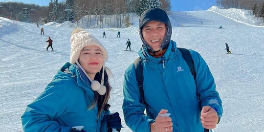 7 Momen Via Vallen dan Suami Asyik Main Salju saat Liburan di Jepang, Romantis Banget