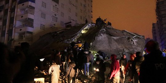 Gempa Dahsyat M 7,8 Tewaskan Ratusan Orang di Turki dan Suriah