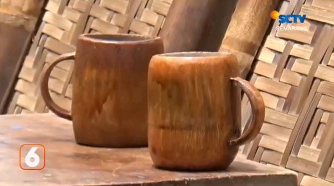 pria klaten sulap bambu bekas jadi kerajinan gelas