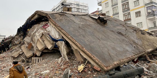 Sempat Hilang, Mantan Pemain Chelsea Ditemukan Selamat di Reruntuhan Gempa Turki