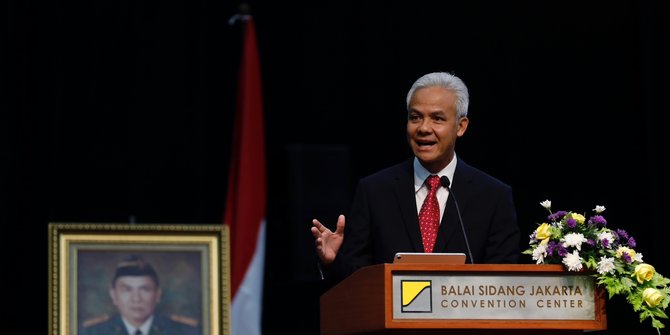 Lihat Ganjar Pranowo di Gerbang Tol, Warga Ini 'Langsung Loncat' Menghampirinya