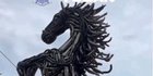 Kreatif, Polisi Tuban Sulap Ratusan Knalpot Brong Sitaan Jadi Patung Kuda